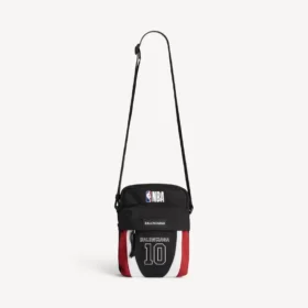 Ανδρική τσάντα Balenciaga | Explorer Crossbody σε συνεργασία με την NBA σε μαύρο/λευκό/κόκκινο βερμίλιο