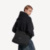 Ανδρική τσάντα messenger τύπου explorer hobo σε μαύρο χρώμα