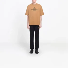Ανδρικό μπλουζάκι Balenciaga με τυπωμένο αλφάβητο, κοντομάνικο, κρεμ-κίτρινο 594579TGV609605 Ανδρικό μπλουζάκι Balenciaga με τυπωμένο αλφάβητο, κοντομάνικο, κρεμ-κίτρινο 594579TGV609605